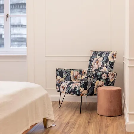 Clark & Chain Charm Grand With Castle View Apartmán *