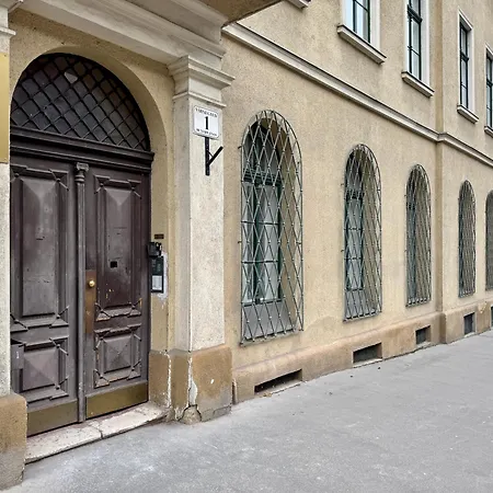 Апартаменты Clark & Chain Charm Grand With Castle View Будапешт