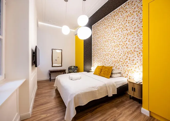 Clark & Chain Charm Grand With Castle View Budapest