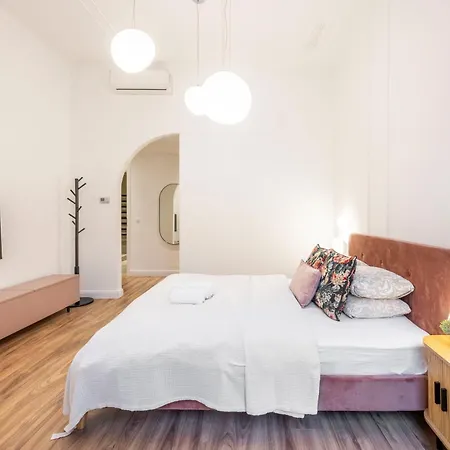 Clark & Chain Charm Grand With Castle View Apartment